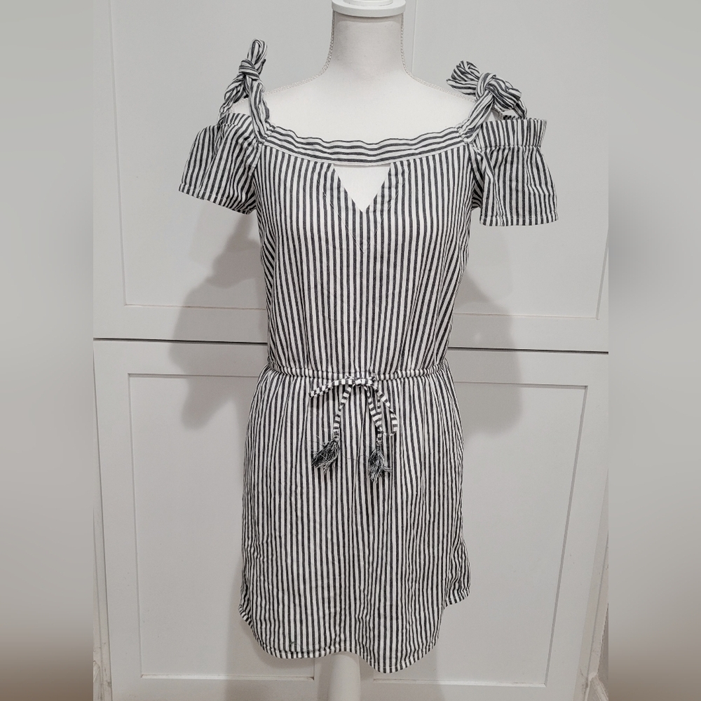 Guess Gray & White Striped Off-Shoulder Dress | Size Medium